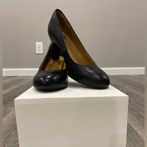 Sofft Comfort by Design Black Leather Heels SZ 8

￼ - Picture 5 of 10